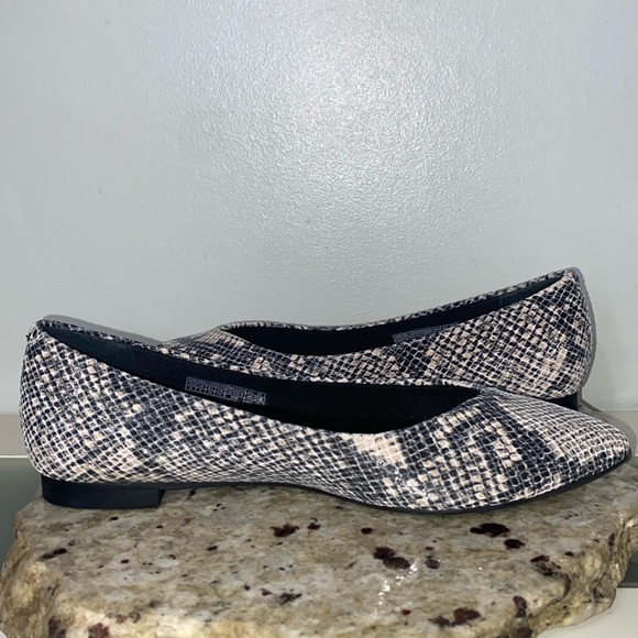 Vionic Caballo Natural Leather Snake Skin Slip
On Pointed Toe Ballet Flats Sz 8 - Picture 10 of 16